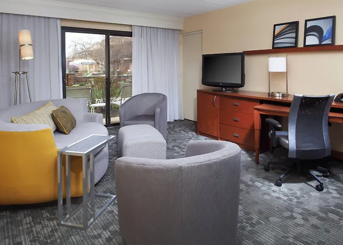 Courtyard By Marriott Rockford